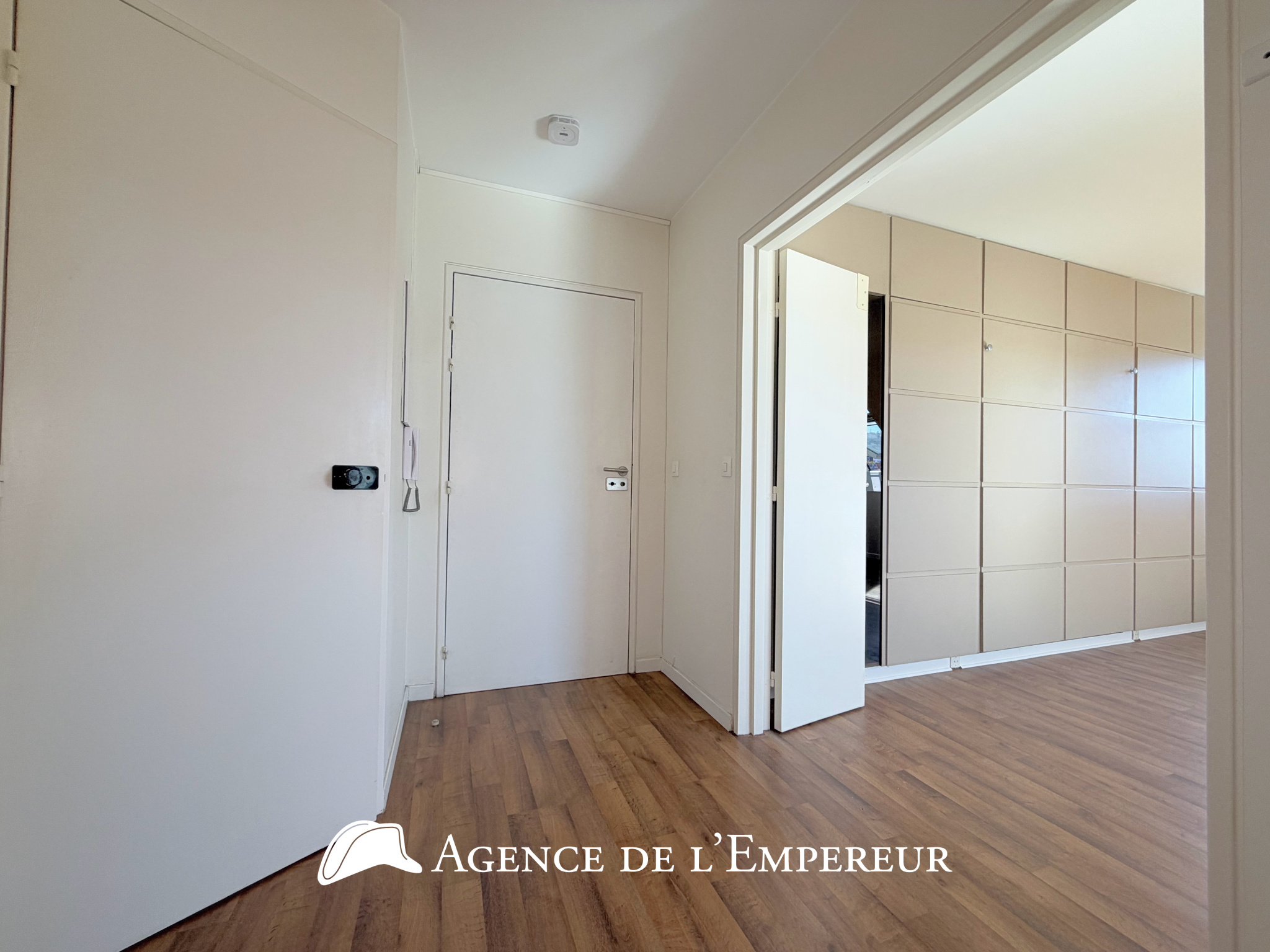 Grand studio 43 m2 (50 m2 au sol) — Dernier étage. Place des Arts. Parking et cave. - 8