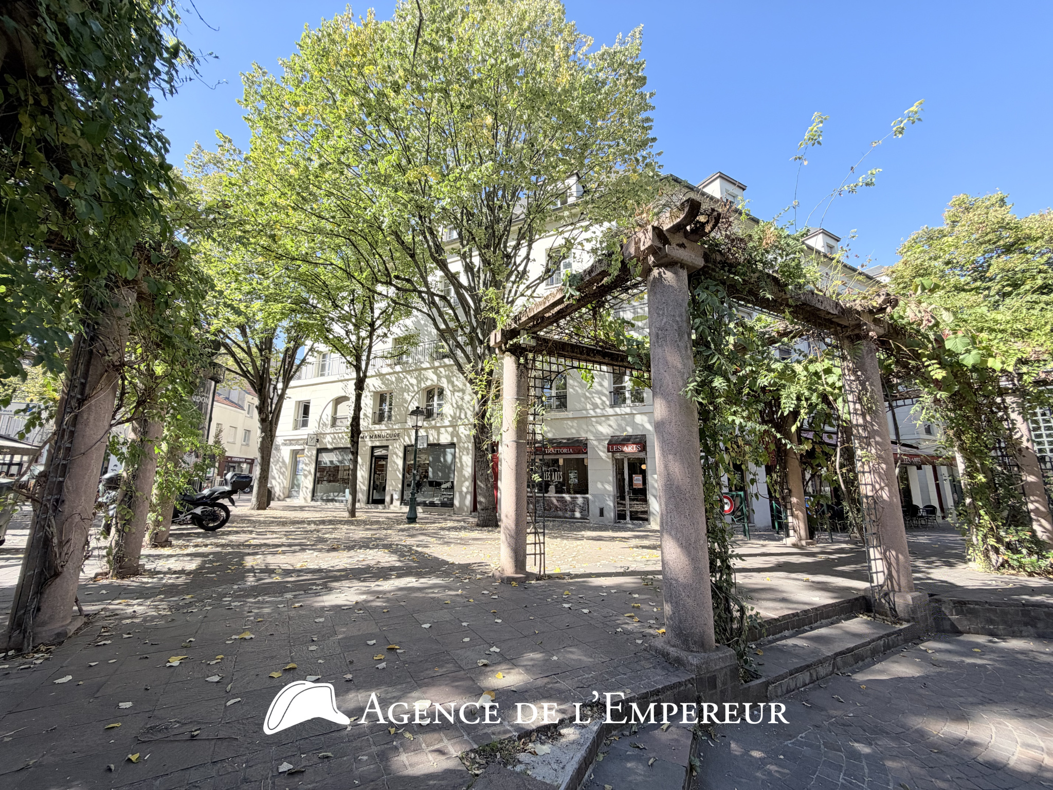 Grand studio 43 m2 (50 m2 au sol) — Dernier étage. Place des Arts. Parking et cave. - 13