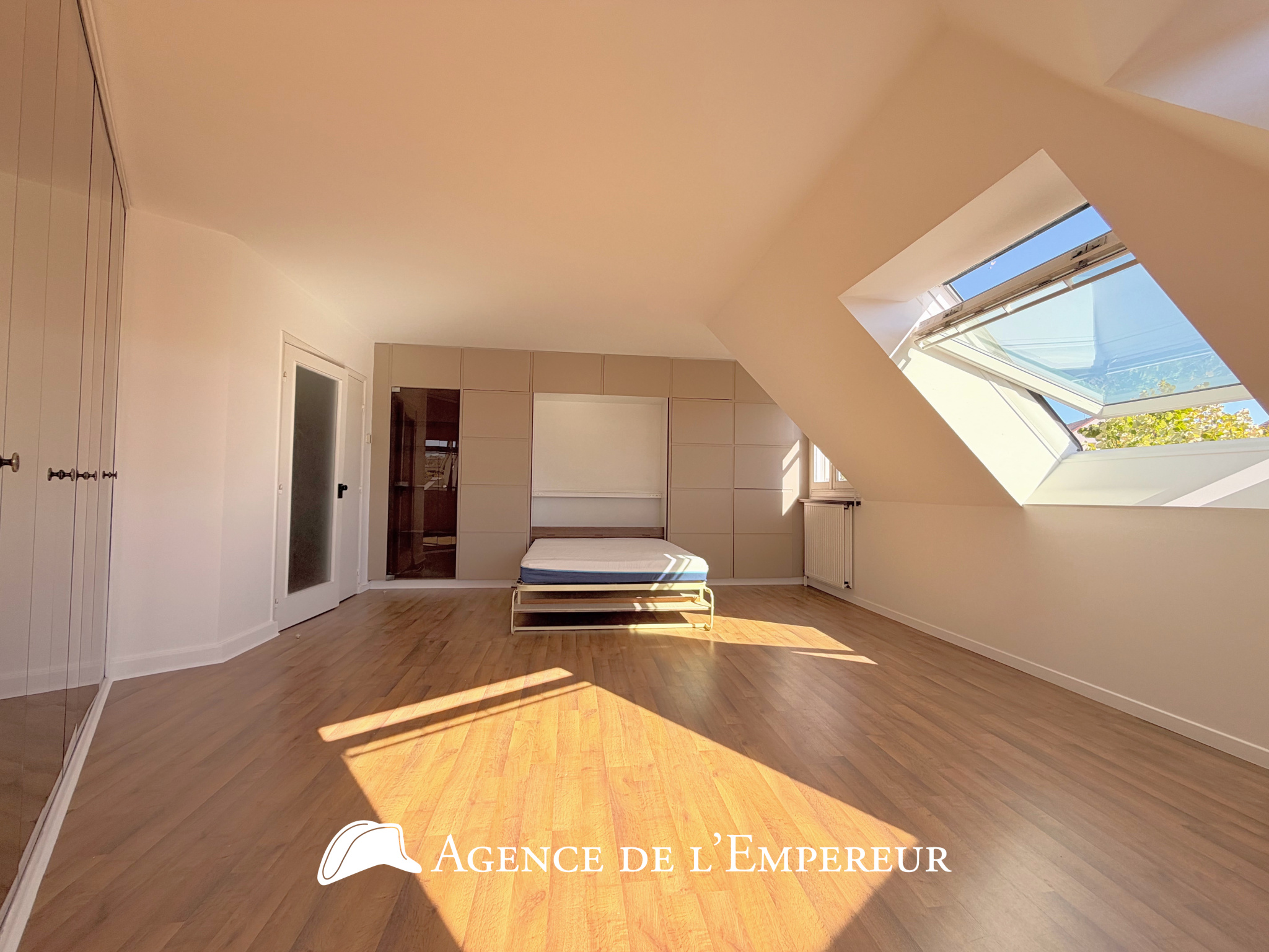 Grand studio 43 m2 (50 m2 au sol) — Dernier étage. Place des Arts. Parking et cave. - 11