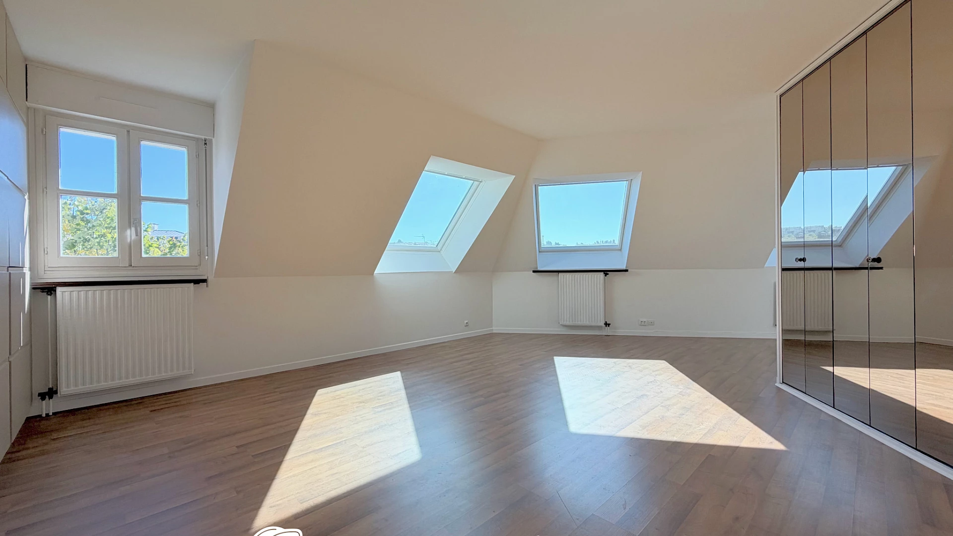 Grand studio 43 m2 (50 m2 au sol) — Dernier étage. Place des Arts. Parking et cave. - 1