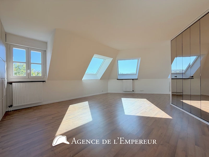 Grand studio 43 m2 (50 m2 au sol) — Dernier étage. Place des Arts. Parking et cave.