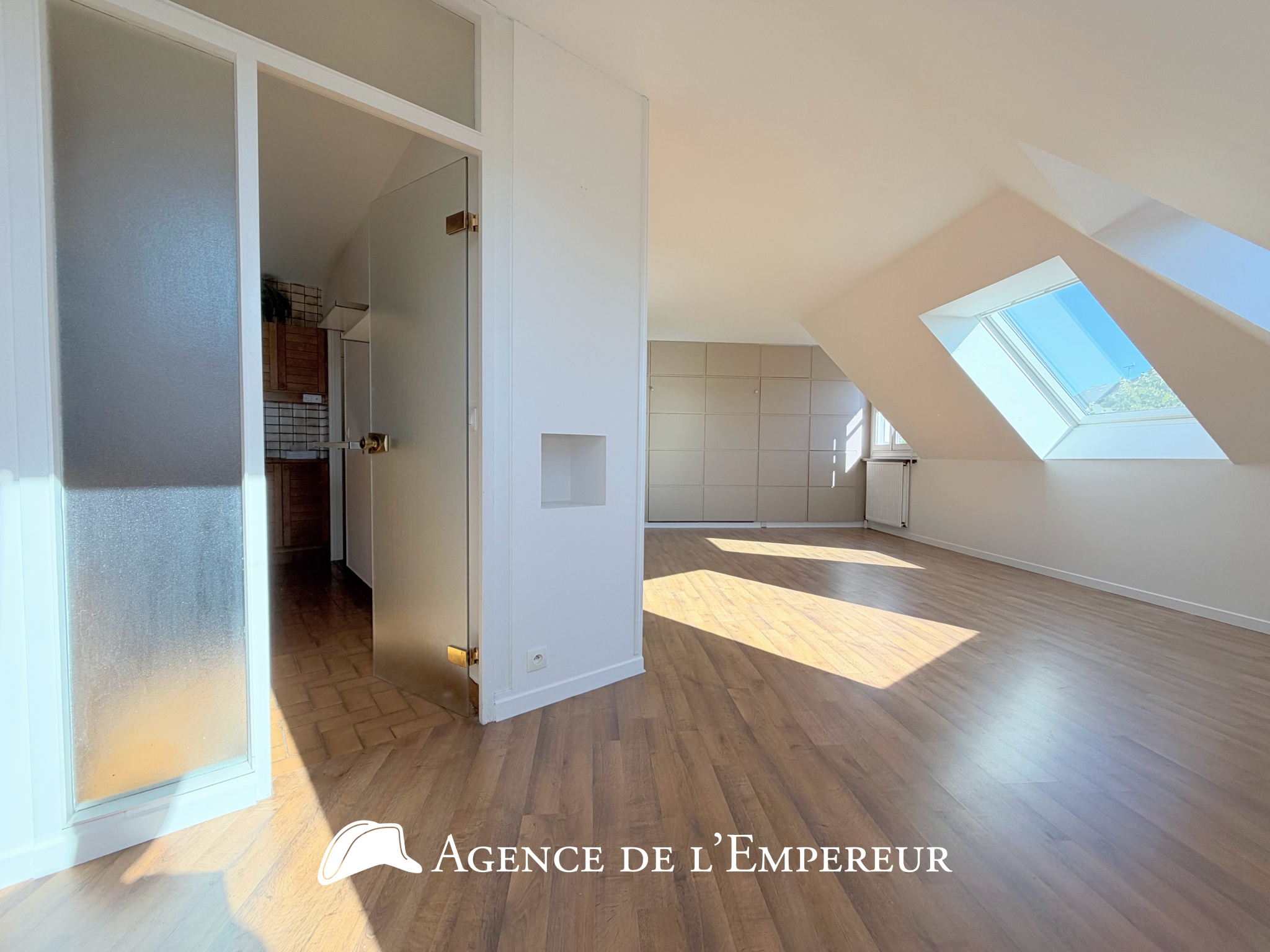 Grand studio 43 m2 (50 m2 au sol) — Dernier étage. Place des Arts. Parking et cave. - 6