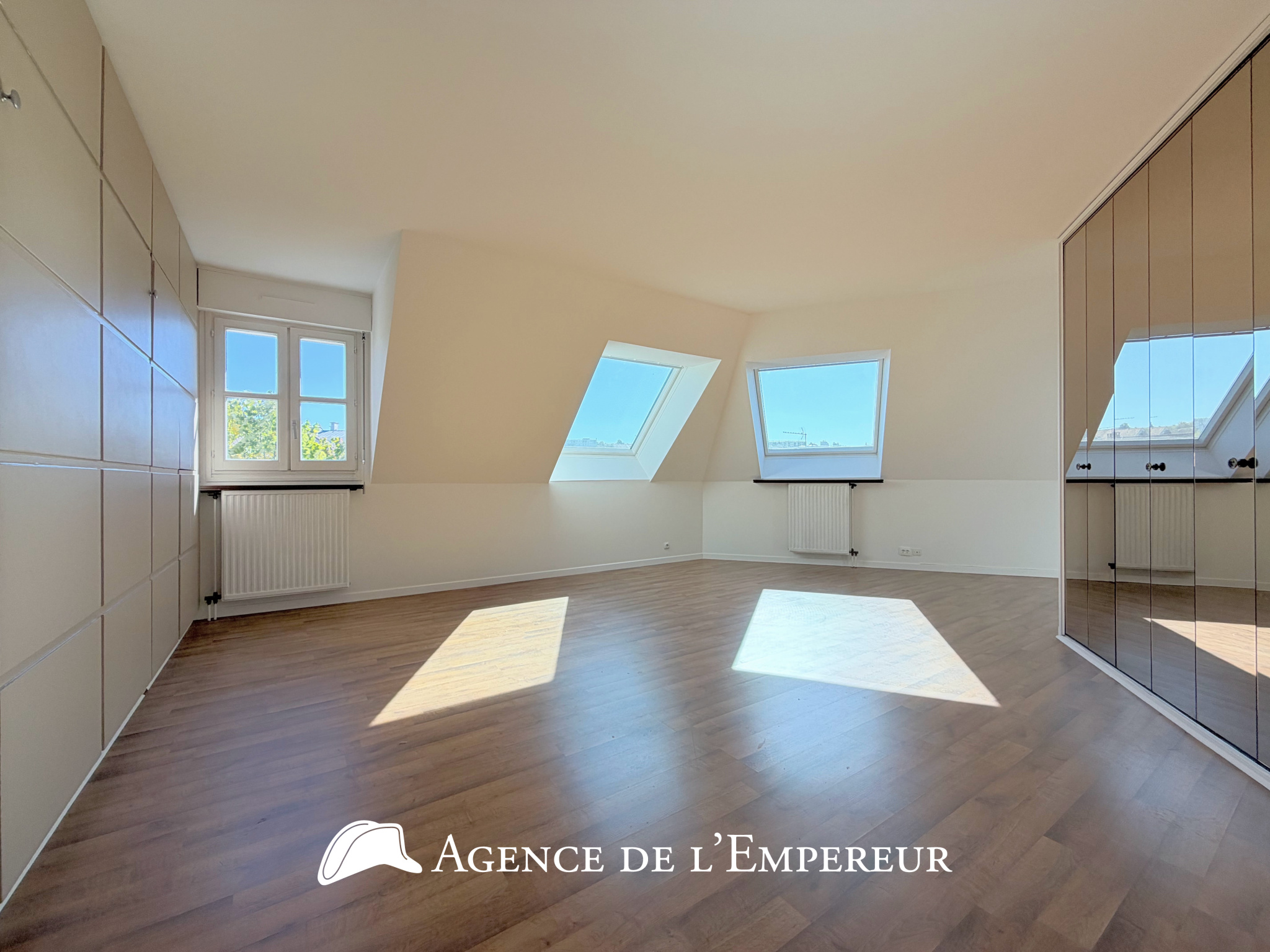 Grand studio 43 m2 (50 m2 au sol) — Dernier étage. Place des Arts. Parking et cave. - 5