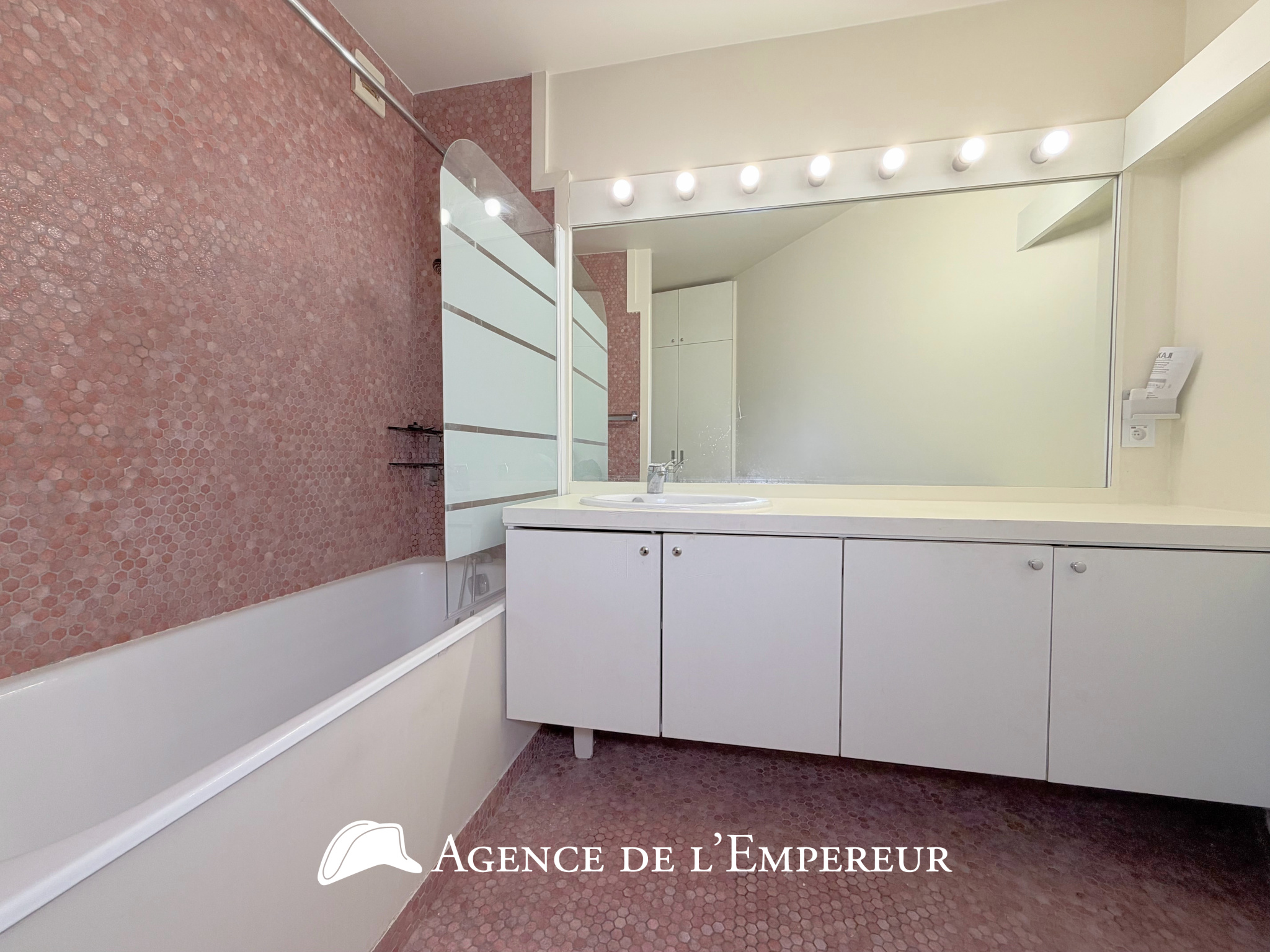Grand studio 43 m2 (50 m2 au sol) — Dernier étage. Place des Arts. Parking et cave. - 7