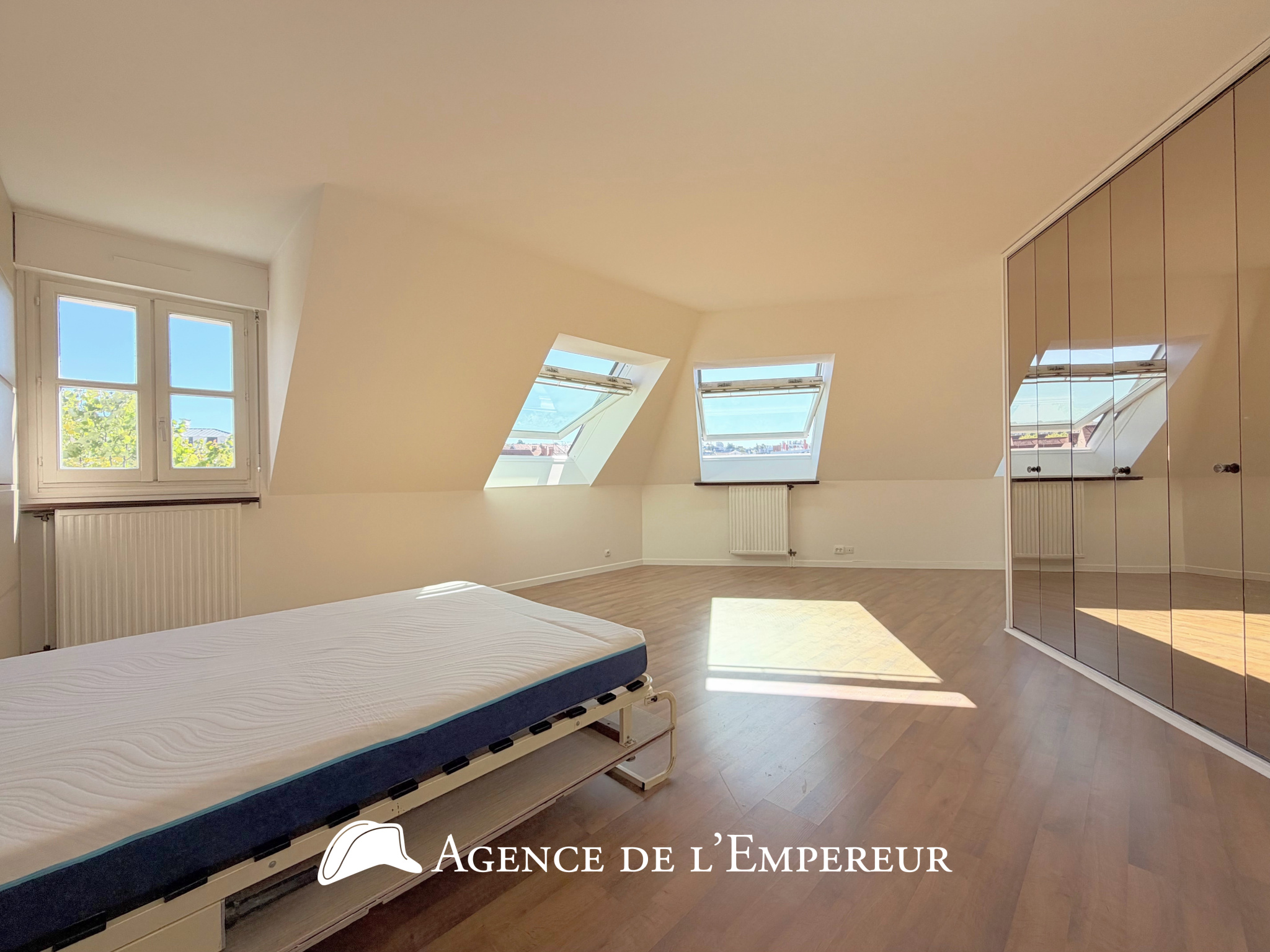 Grand studio 43 m2 (50 m2 au sol) — Dernier étage. Place des Arts. Parking et cave. - 10