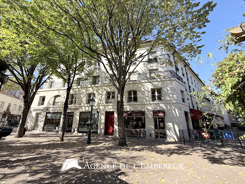 Grand studio 43 m2 (50 m2 au sol) — Dernier étage. Place des Arts. Parking et cave.