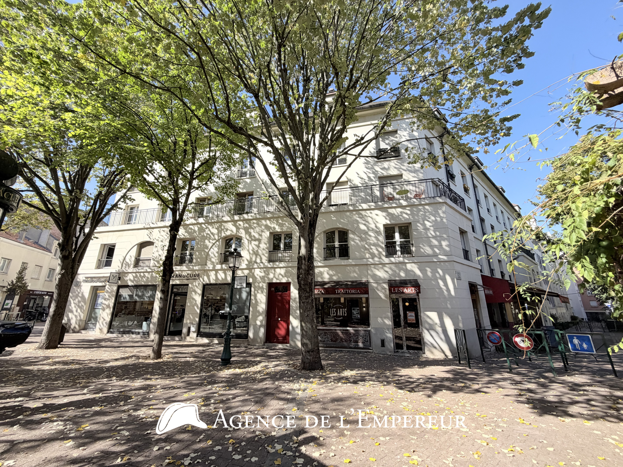 Grand studio 43 m2 (50 m2 au sol) — Dernier étage. Place des Arts. Parking et cave. - 4