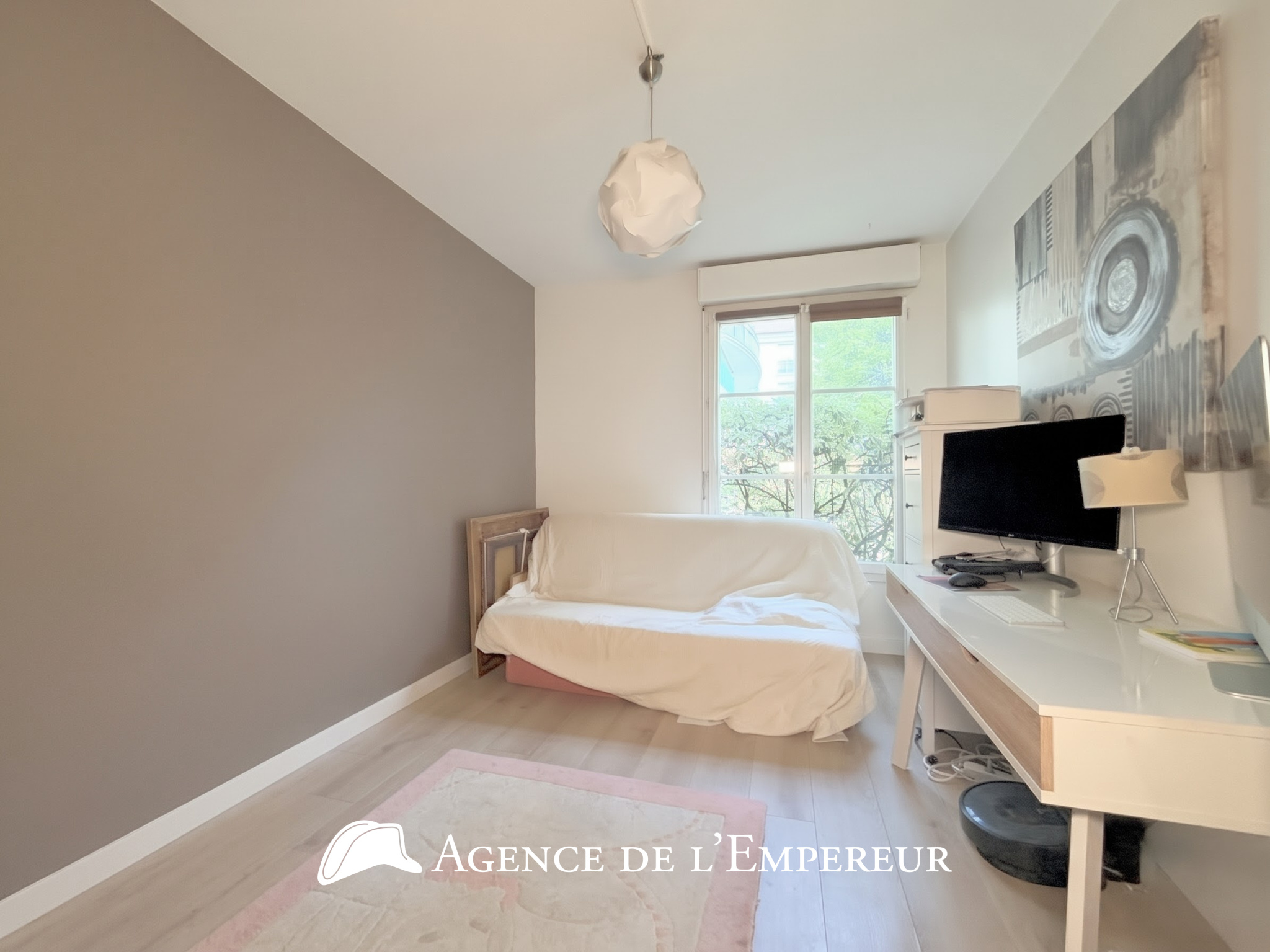 4 pièces - terrasse 56 m2 - 2 parkings et cave. Résidence Villa Racine - 17