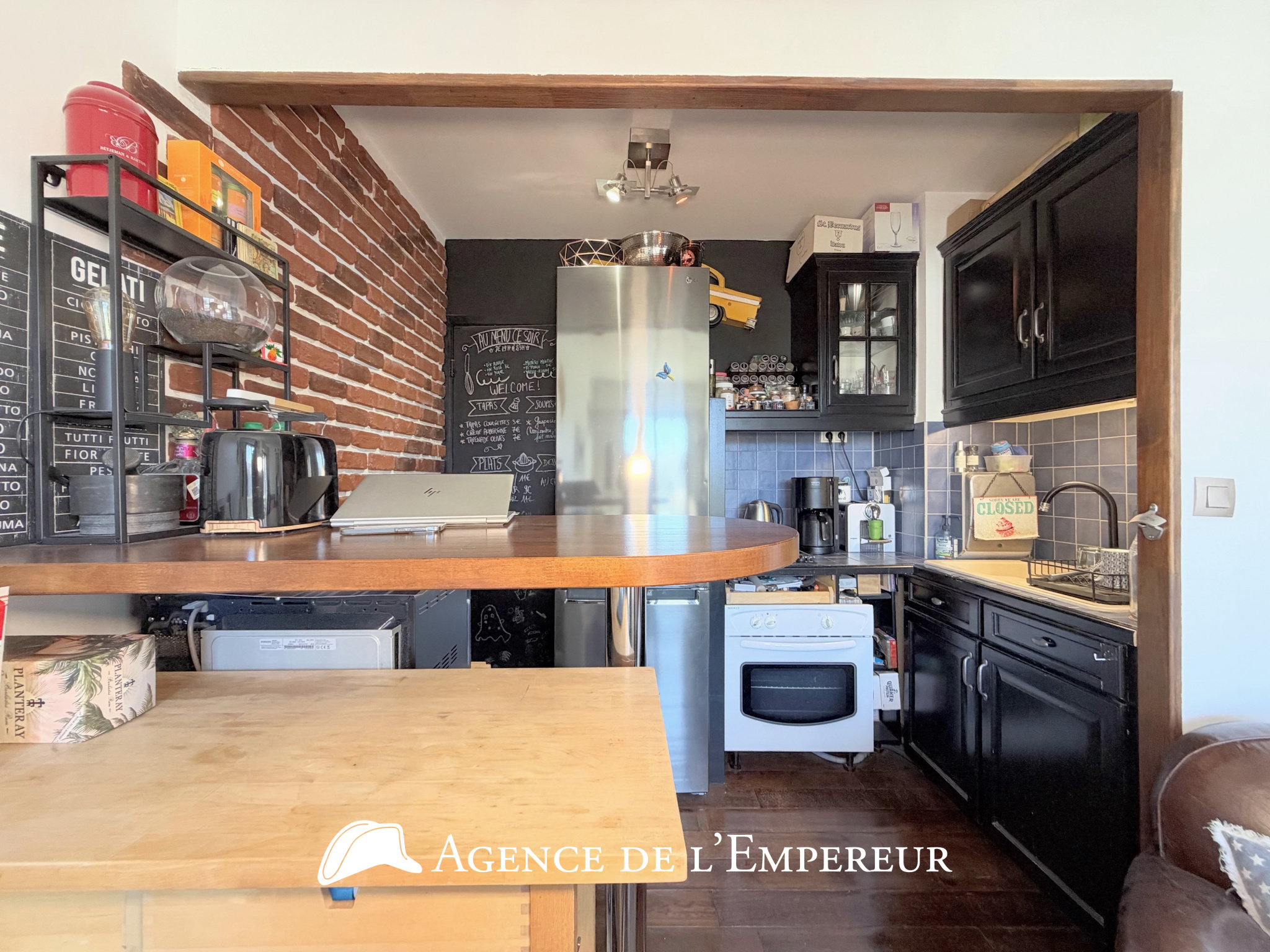 STUDIO (T1), 29,33 m2, dernier étage balcon, cave et parking. DPE D - 10