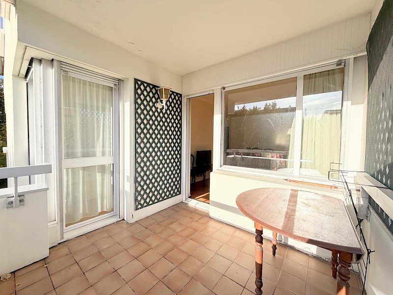 Grand 3 pièces avec terrasse, box et cave, à deux pas du centre-ville