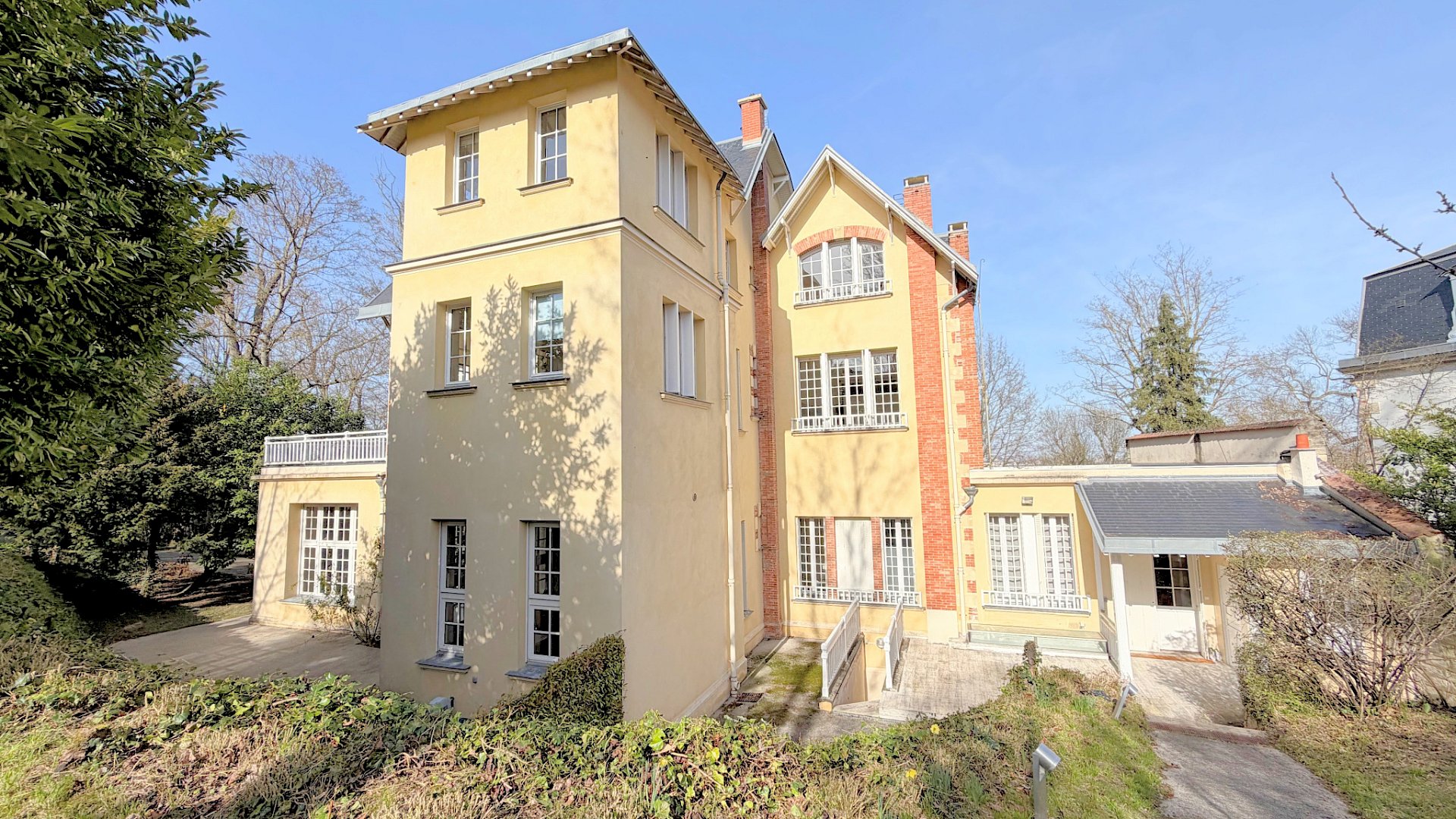 Demeure de 412 m2 habitables, parcelle de 3 000 m2   Parc de la Malmaison - 1