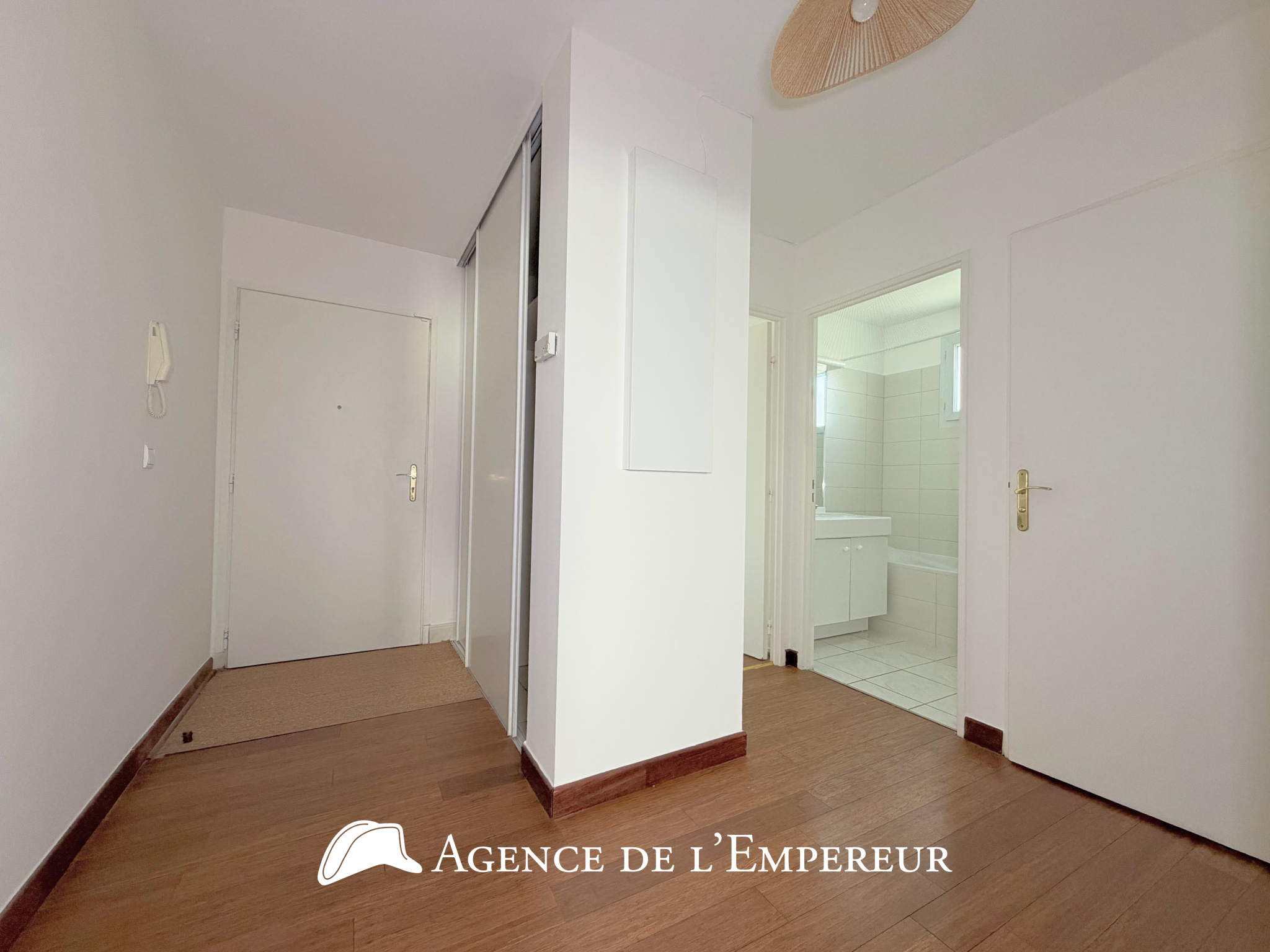 2 pièces de 49 m2 avec terrasse, parking et cave. - 11