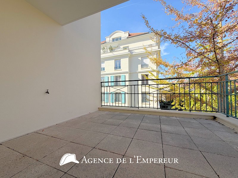 2 pièces de 49 m2 avec terrasse, parking et cave.