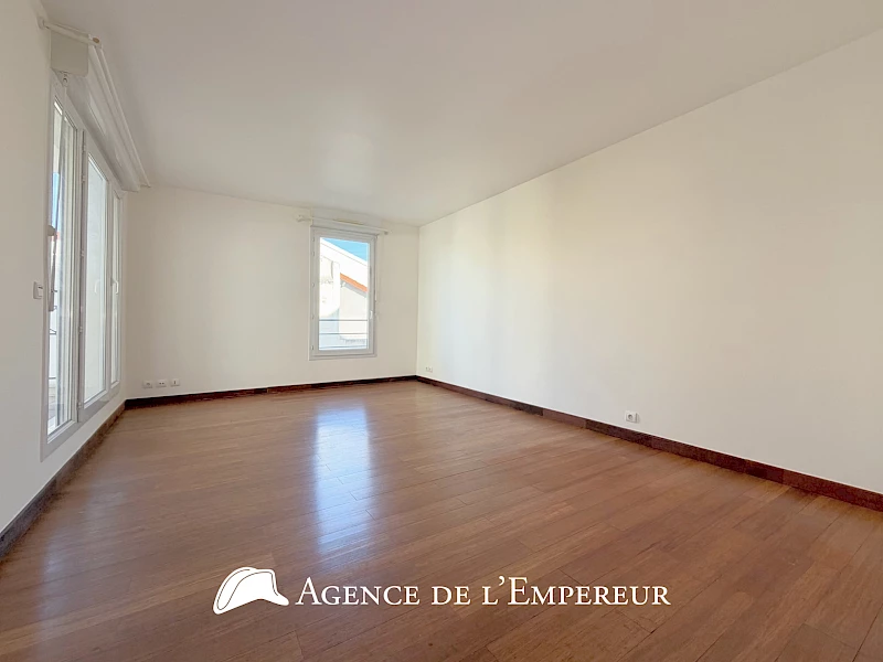 2 pièces de 49 m2 avec terrasse, parking et cave.