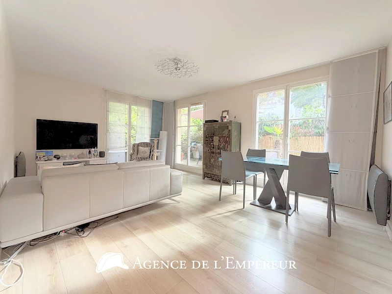 4 pièces - terrasse 56 m2 - 2 parkings et cave. Résidence Villa Racine