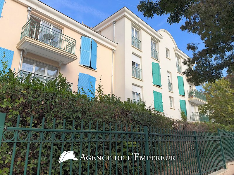 4 pièces - terrasse 56 m2 - 2 parkings et cave. Résidence Villa Racine