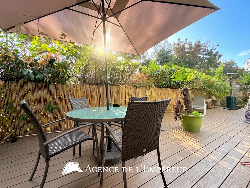 4 pièces - terrasse 56 m2 - 2 parkings et cave. Résidence Villa Racine