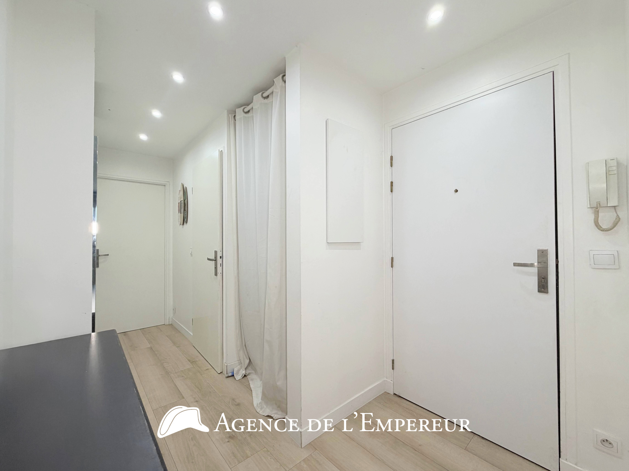 4 pièces - terrasse 56 m2 - 2 parkings et cave. Résidence Villa Racine - 12