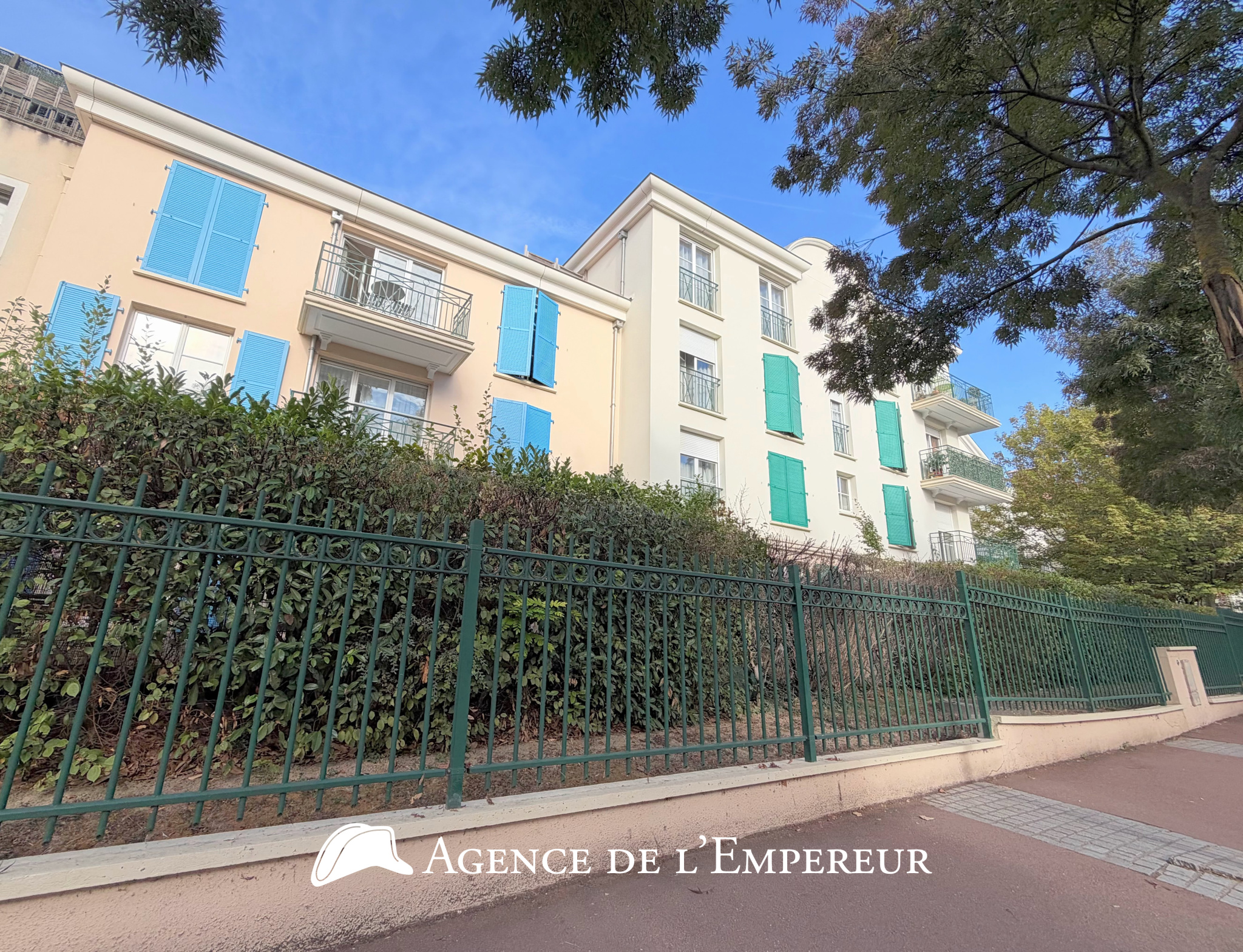 4 pièces - terrasse 56 m2 - 2 parkings et cave. Résidence Villa Racine - 20