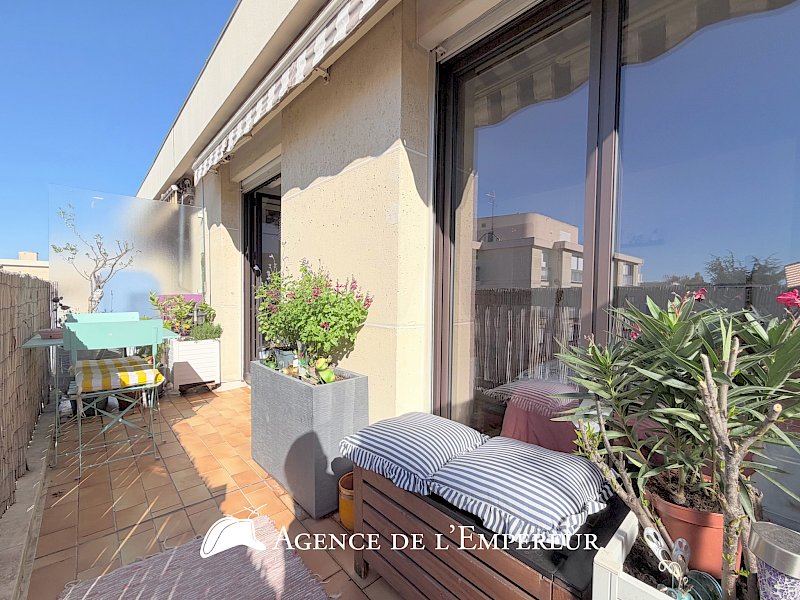 STUDIO (T1), 29,33 m2, dernier étage balcon, cave et parking. DPE D