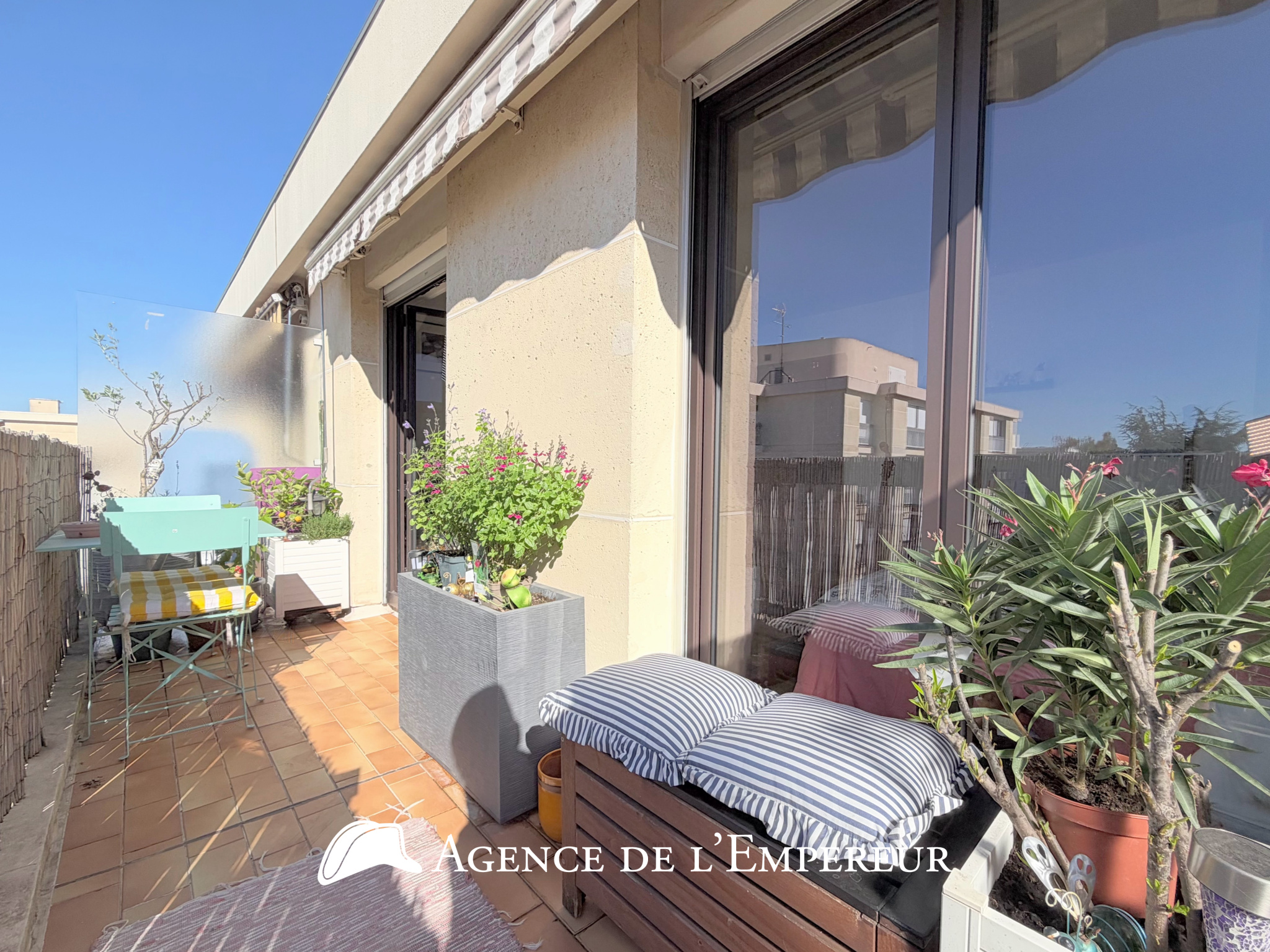 STUDIO (T1), 29,33 m2, dernier étage balcon, cave et parking. DPE D - 3