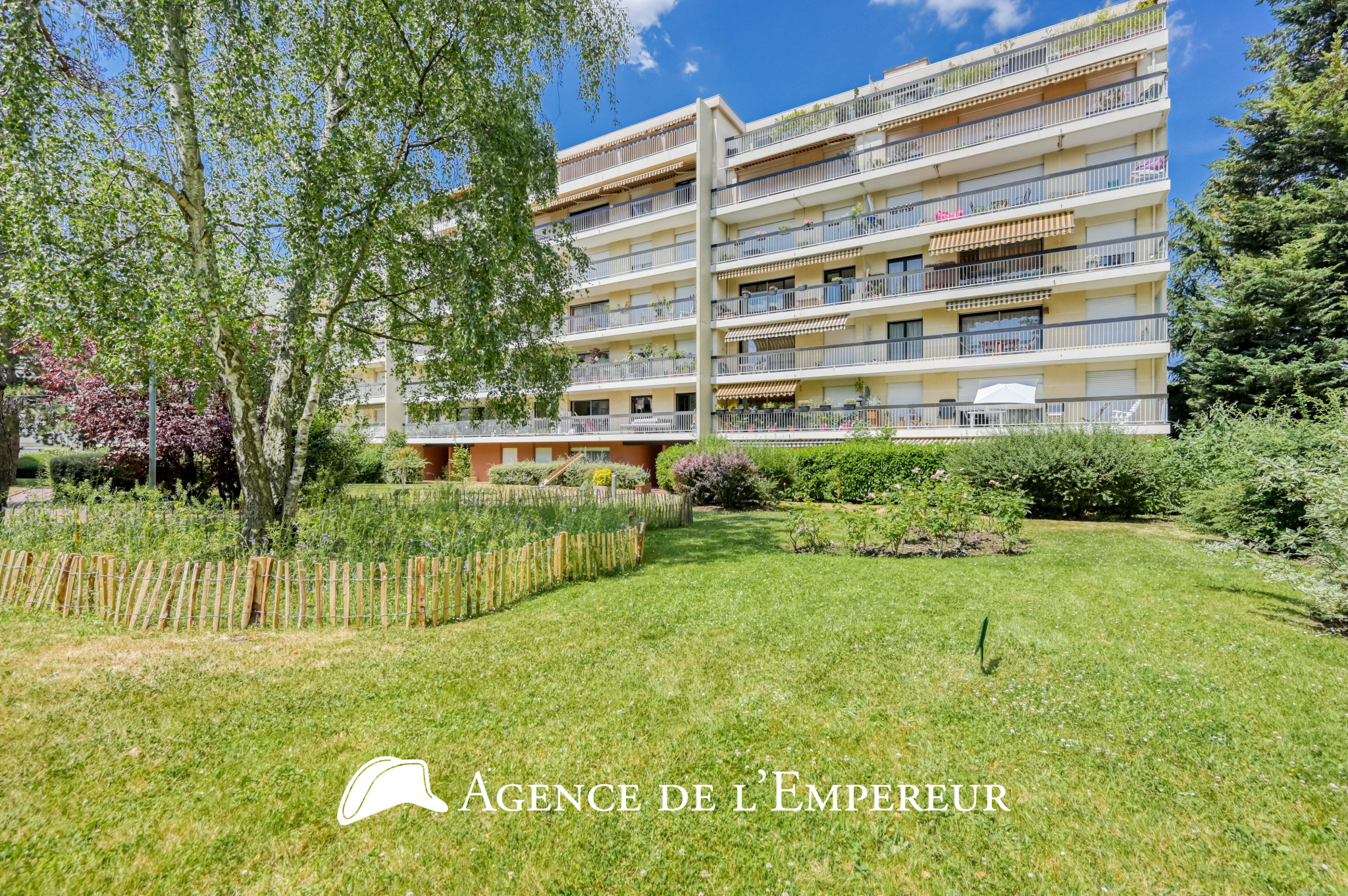 STUDIO (T1), 29,33 m2, dernier étage balcon, cave et parking. DPE D - 2