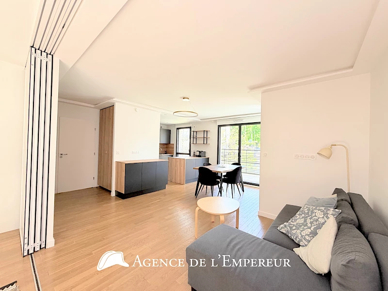 Magnifique 4 pièces de 80 m2 en location non meublée, parking et cave