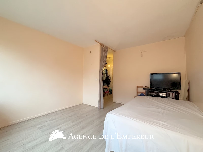 STUDIO 27,53 m2 - cave et parking — proche centre-ville de ville, Rueil-Malmaison.