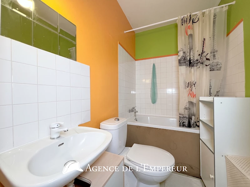 STUDIO 27,53 m2 - cave et parking — proche centre-ville de ville, Rueil-Malmaison.