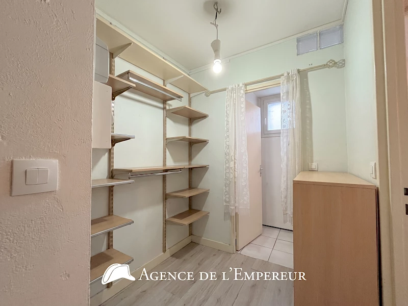 STUDIO 27,53 m2 - cave et parking — proche centre-ville de ville, Rueil-Malmaison.