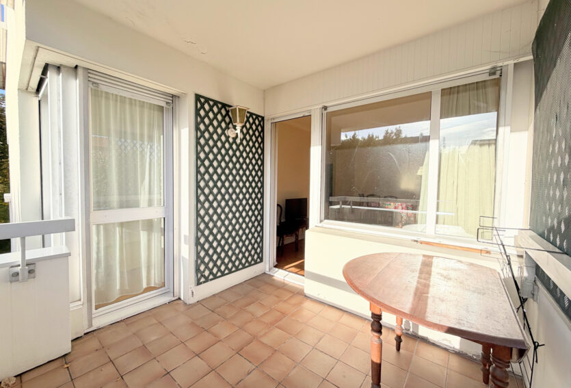 Grand 3 pièces avec terrasse, box et cave, à deux pas du centre-ville