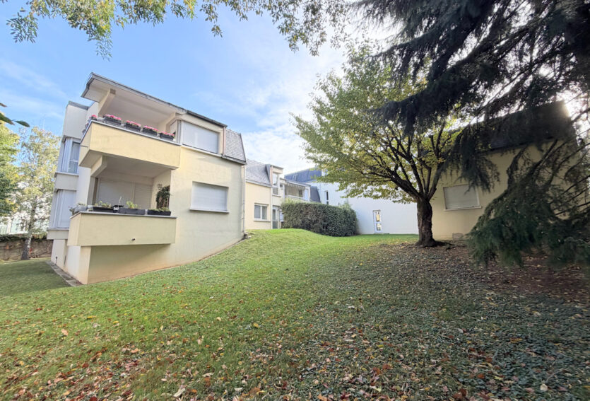 Grand 3 pièces avec terrasse, box et cave, à deux pas du centre-ville
