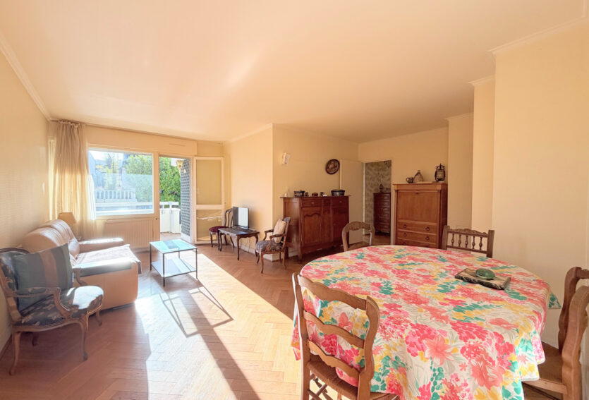 Grand 3 pièces avec terrasse, box et cave, à deux pas du centre-ville