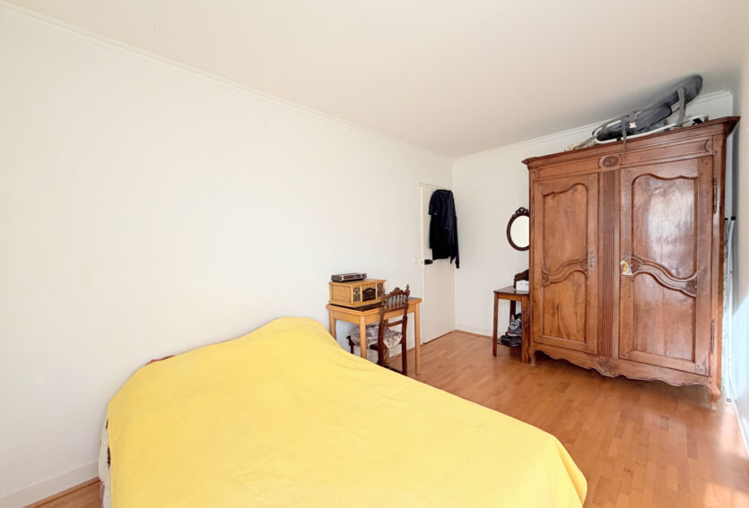 Grand 3 pièces avec terrasse, box et cave, à deux pas du centre-ville