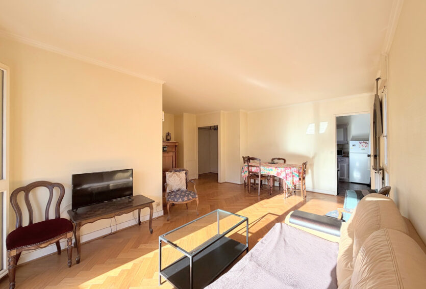 Grand 3 pièces avec terrasse, box et cave, à deux pas du centre-ville