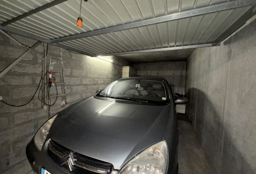 Grand 3 pièces avec terrasse, box et cave, à deux pas du centre-ville