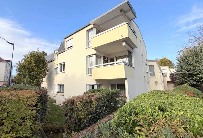 Grand 3 pièces avec terrasse, box et cave, à deux pas du centre-ville