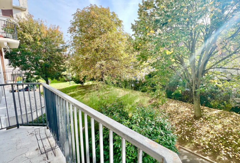 Appartement 3 pièces avec balcon et cheminée.