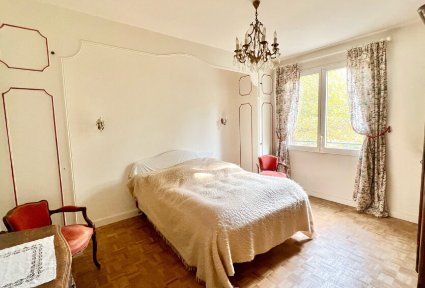 Appartement 3 pièces avec balcon et cheminée.