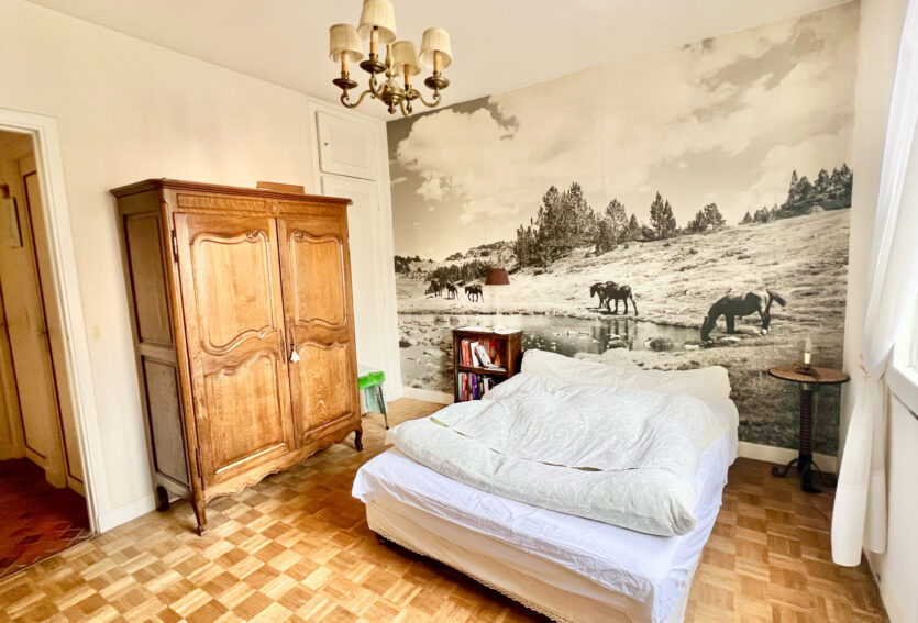 Appartement 3 pièces avec balcon et cheminée.