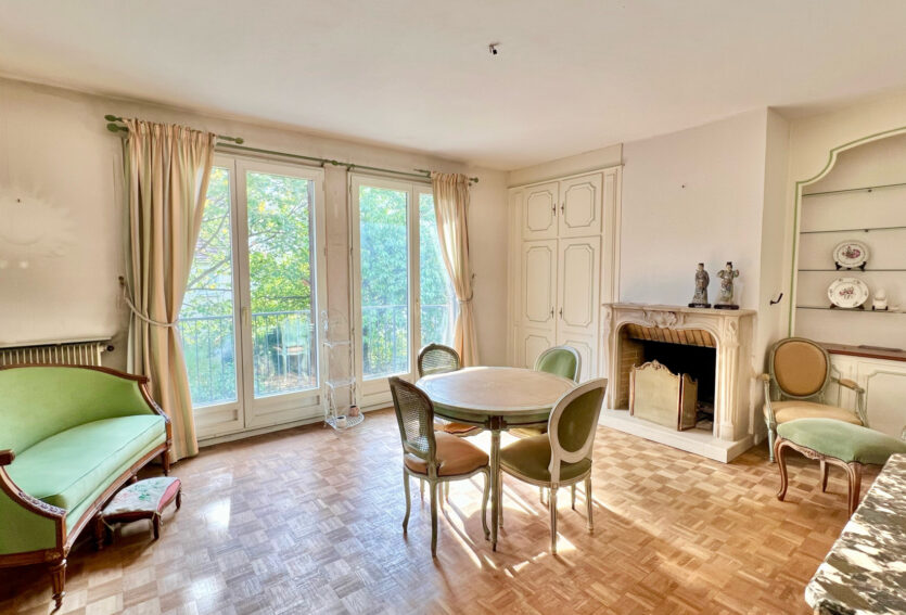 Appartement 3 pièces avec balcon et cheminée.