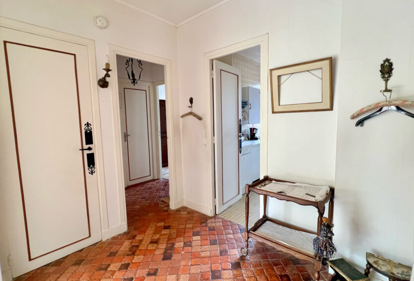 Appartement 3 pièces avec balcon et cheminée.