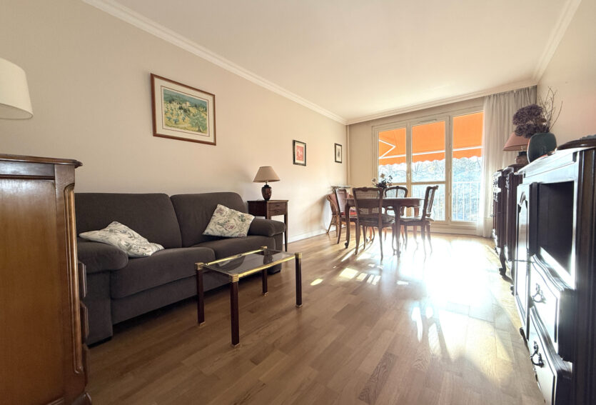 3 pièces traversant à Buzenval avec parking et cave