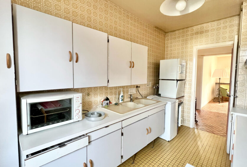 Appartement 3 pièces avec balcon et cheminée.