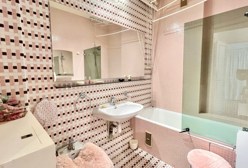 Appartement 3 pièces avec balcon et cheminée.