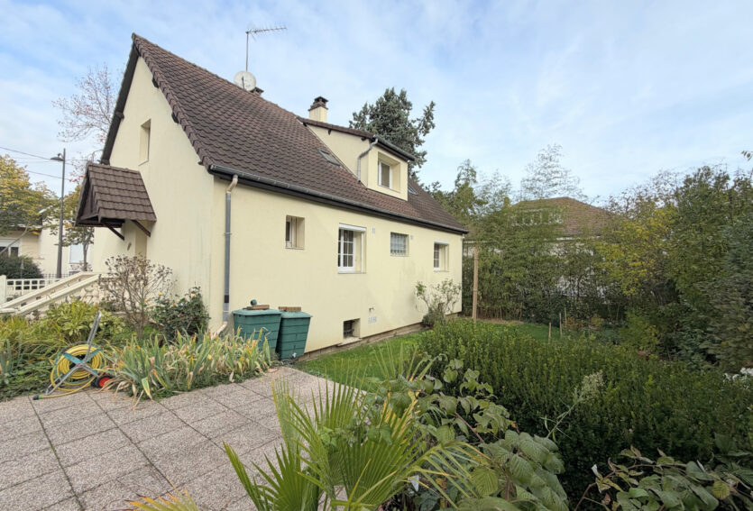 Maison familiale non mitoyenne de 140 m2 habitables, 4 chambres,