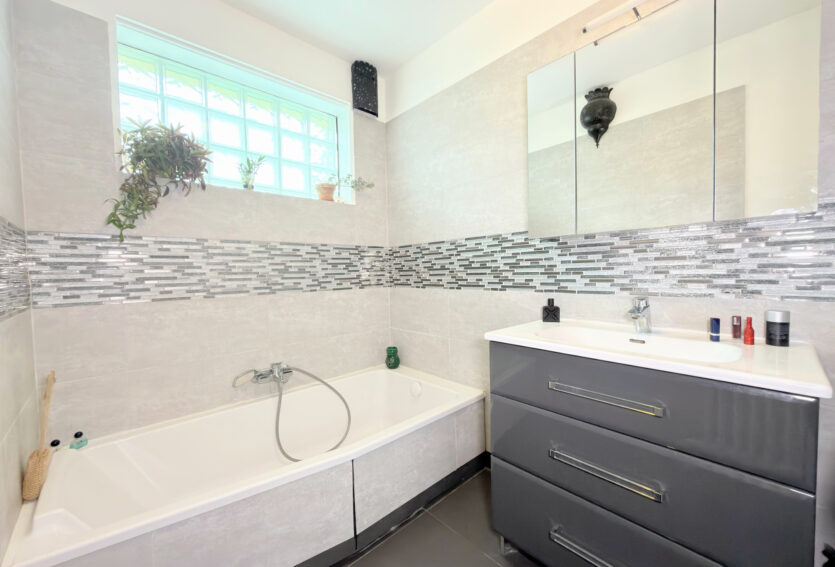 Maison familiale non mitoyenne de 140 m2 habitables, 4 chambres,