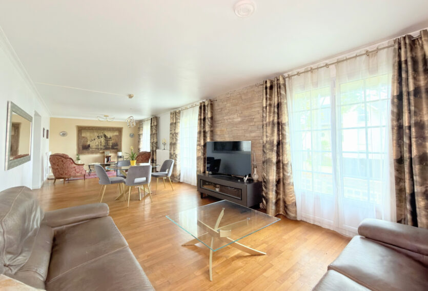 Maison familiale non mitoyenne de 140 m2 habitables, 4 chambres,