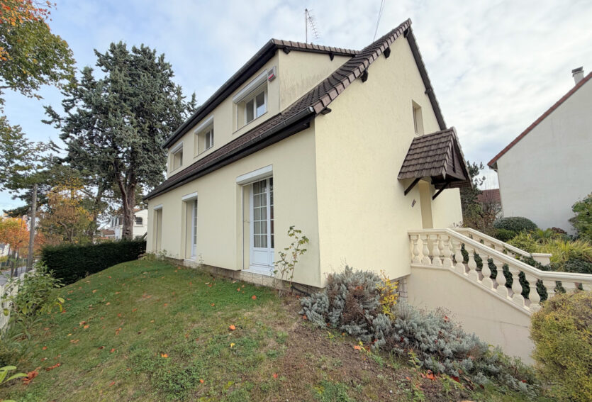 Maison familiale non mitoyenne de 140 m2 habitables, 4 chambres,