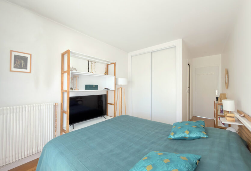 4 pièces traversant, balcon, DPE D, cave et box